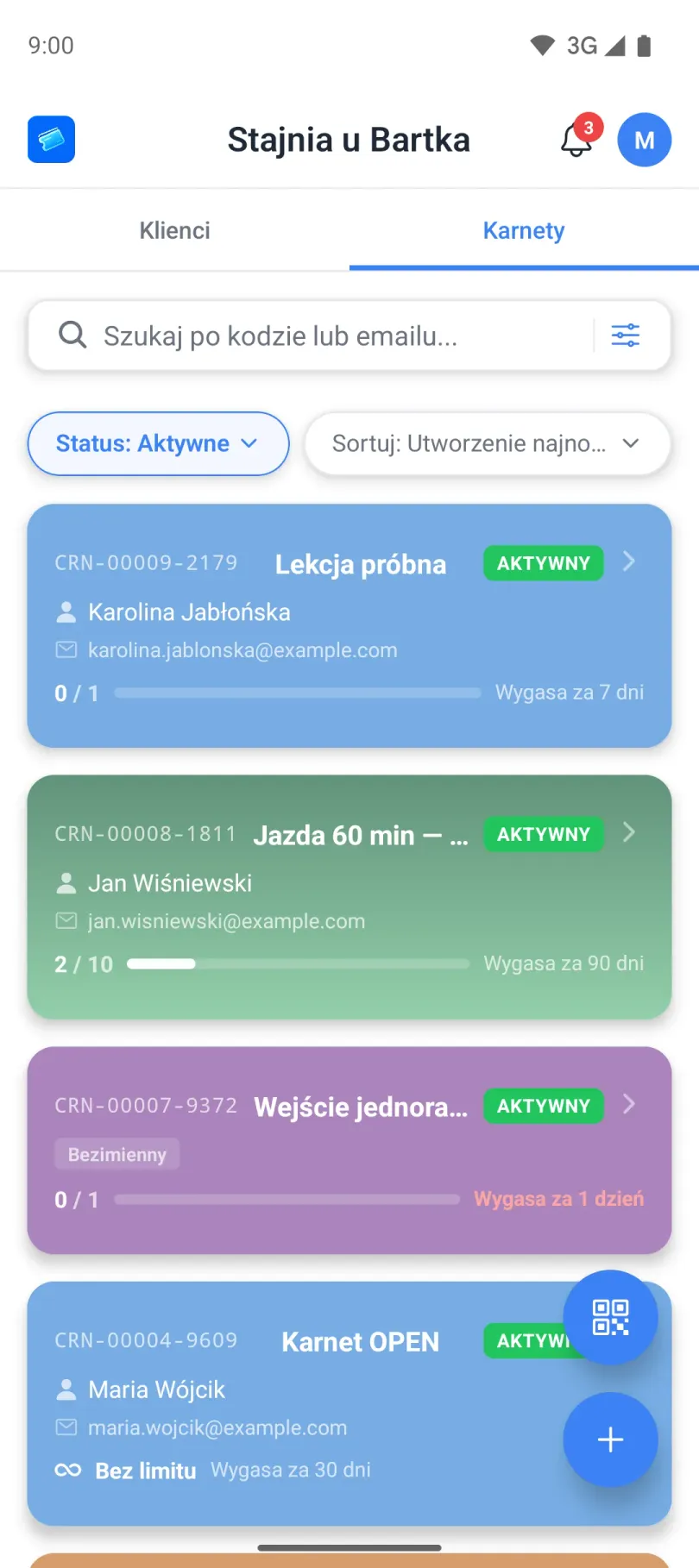 Widok pracownika z dwoma zakładkami